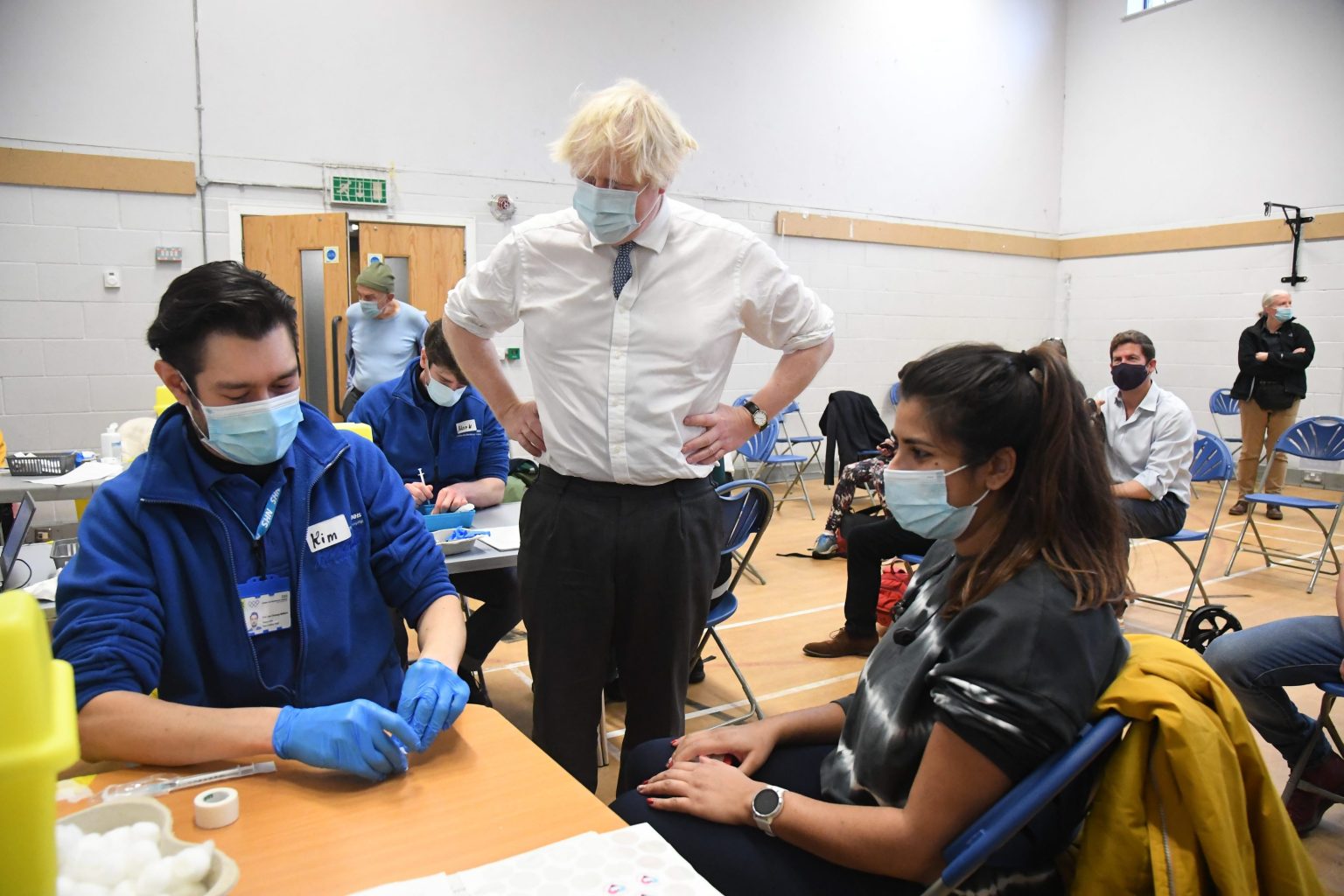 Britský premiér Boris Johnson počas návštevy očkovacieho centra v Londýne v pondelok 13. decembra 2021. Foto: TASR/AP