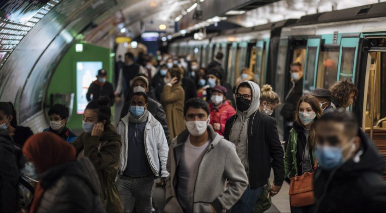 Cestujúci v parížskom metre. Foto: TASR/AP