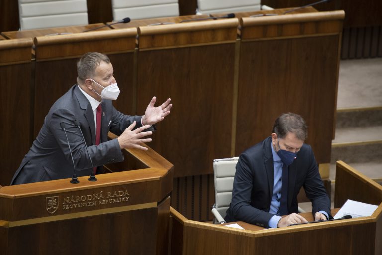 Matovičovi sa málilo 500 eur seniorom za očkovanie. Pridal im stoeurový bonus na energie