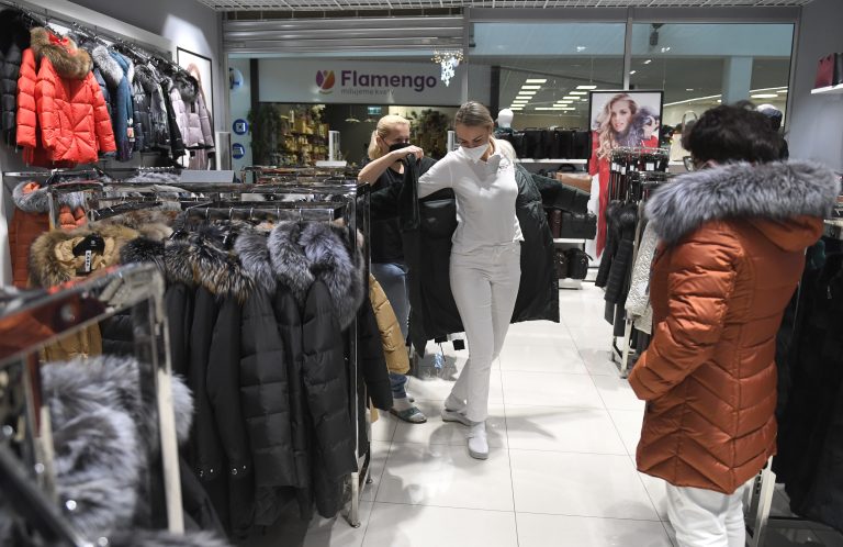 Dôvera spotrebiteľov opäť klesla, ťahá ju nadol priemysel a služby