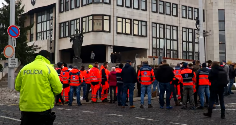 O pár rokov nebude mať kto zachraňovať ľudí. Nemá to trápiť záchranárov v policajnej cele, ale vládu