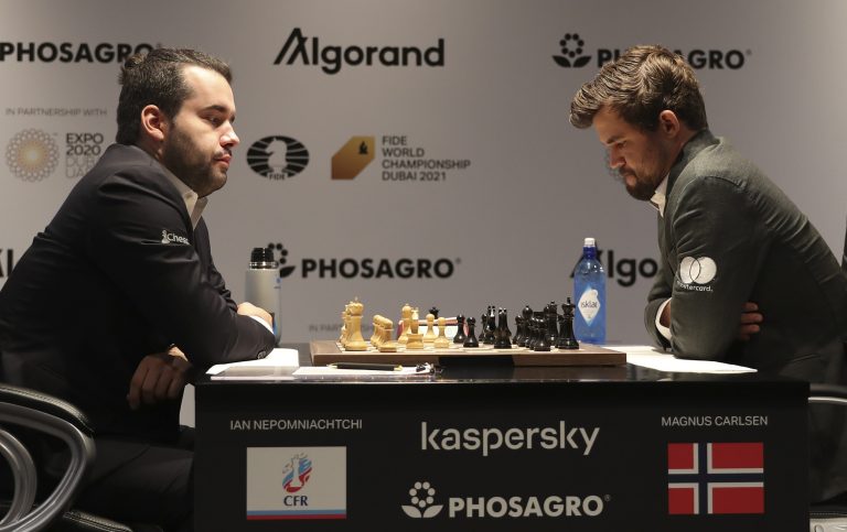 Na snímke sprava úradujúci nórsky majster sveta Magnus Carlsen a ruský veľmajster Jan Nepomňaščij na majstrovstvách sveta v šachu v Dubaji, 2021. Foto: TASR/AP
