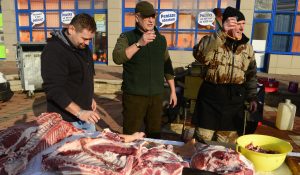 Na Štefana ráno do mrazivej vody, večer zábava pri muzike