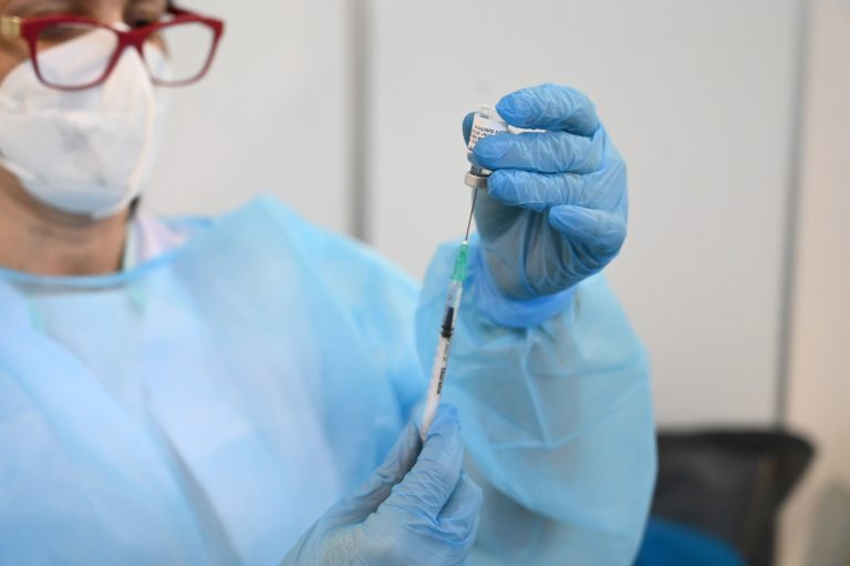 ŠÚKL eviduje vyše 11-tisíc hlásených podozrení na nežiaduce účinky vakcín, takmer 1 750 je závažných