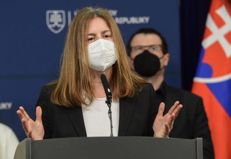 Písala si s Kočnerovou pravou rukou. Premiér Heger naďalej stojí za Milanovou