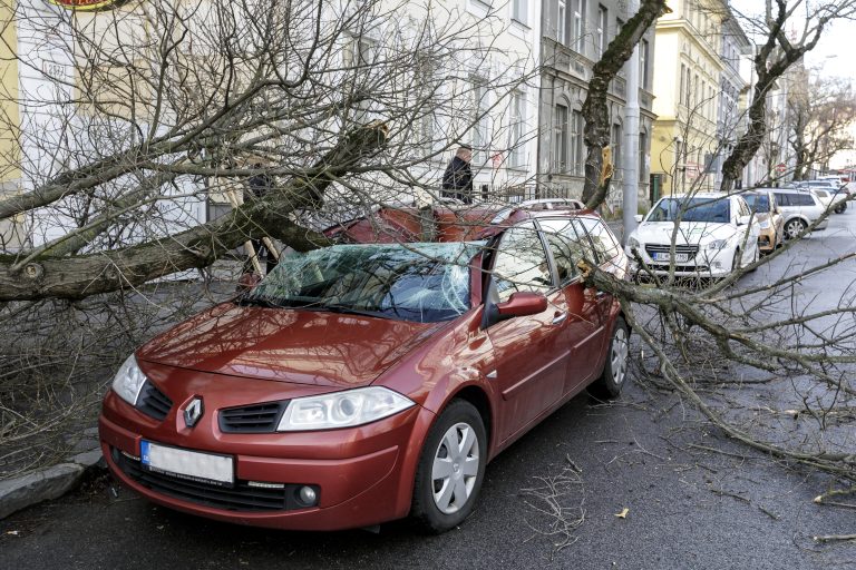 SHMÚ: Vietor ešte zosilnie a spôsobí škody