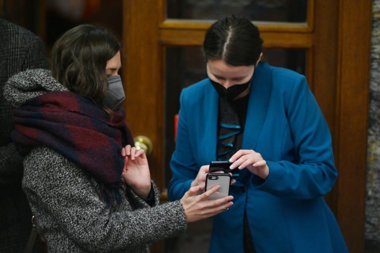 Platnosť očkovania sa skracuje, prekonavší nemusia ísť po príchode na Slovensko do karantény