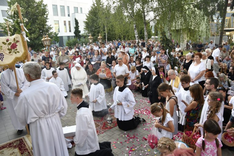Katolícki veriaci počas procesie pri príležitosti sviatku Najsvätejšieho Kristovho tela a krvi v Piešťanoch. Foto: Martin Palkovič/TASR
