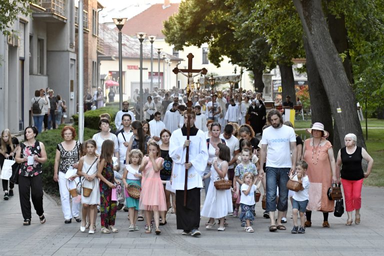 Na snímke katolícki veriaci počas procesie pri príležitosti sviatku Najsvätejšieho Kristovho tela a krvi v Piešťanoch. Foto: Martin Palkovič/TASR