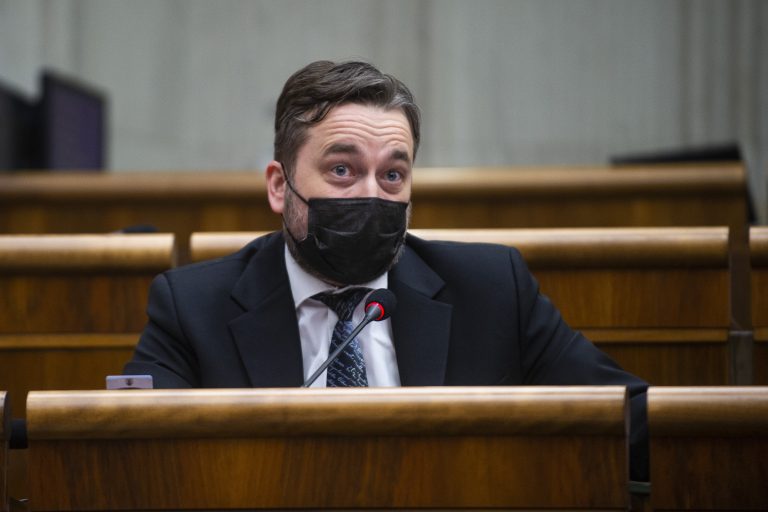 Vlastizrada, sabotáž a ohrozenie mieru. Poslanci OĽaNO podávajú trestné oznámenie na Blahu, Harabina a Jakubca