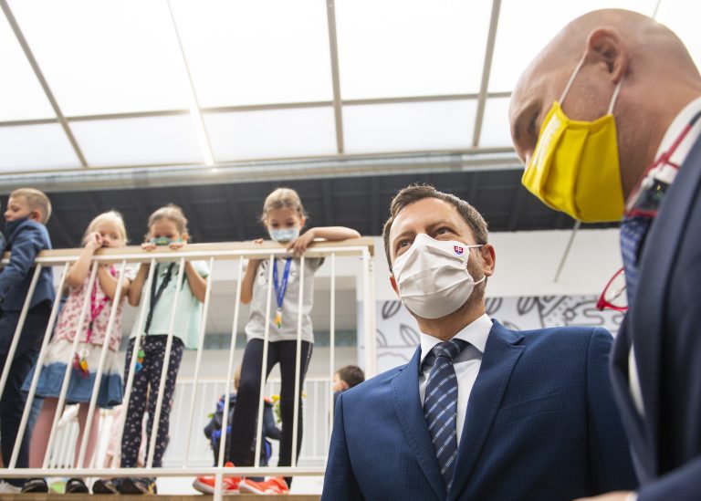 Podľa premiéra by sa školy mohli otvoriť už o týždeň