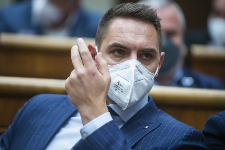 Zákaz dúhových vlajok: Gyimesi odmietol Hegerovu výzvu