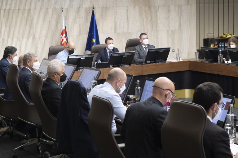 Na snímke v pozadí sprava ministerka kultúry Natália Milanová (OĽANO), minister vnútra Roman Mikulec (OĽANO) a premiér Eduard Heger (OĽANO) počas zasadnutia vlády SR v Bratislave v stredu 12. januára 2022. V popredí zľava minister životného prostredia Ján Budaj (OĽANO), minister obrany Jaroslav Naď (OĽANO), minister zdravotníctva Vladimír Lengvarský (nominant OĽANO), minister zahraničných vecí Ivan Korčok (nominant SaS), podpredseda vlády a minister hospodárstva Richard Sulík (SaS) a minister školstva Branislav Gröhling (SaS). Foto: Pavel Neubauer/TASR