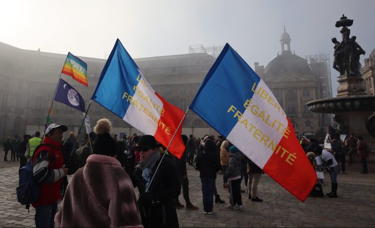 Na snímke ľudia protestujú proti zavedeniu COVID preukazov v prístavnom meste Bordeaux na juhozápade Francúzska v sobotu 15. januára 2022. Foto: Barbora Výrostková/TASR
