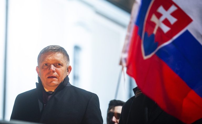 Robert Fico počas protestného zhromaždenia opozičných politických strán pred Prezidentským palácom 26. januára 2022 v Bratislave. Foto: Jakub Kotian/TASR