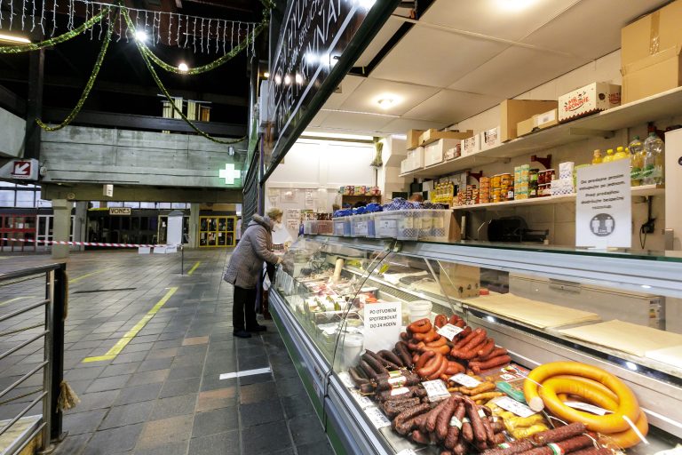 Takmer polovica slovenských domácností nakupuje potraviny zásadne v zľavách