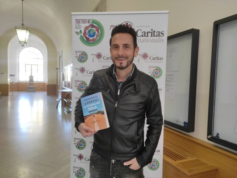 Francesco Lorenzi, líder skupiny The Sun, so svojou knihou Cesta slnka. Foto: Bohumil Petrík