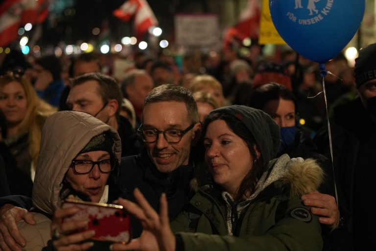 Ako to vyzerá na viedenskej demonštrácii proti povinnému očkovaniu