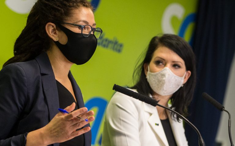 Lucia Ďuriš Nicholsonová a Jana Bittó Cigániková počas brífingu s novinármi na tému "Nevyužité fondy EÚ, musíme konať" 8. februára 2021 v Bratislave. Foto: Martin Baumann/TASR