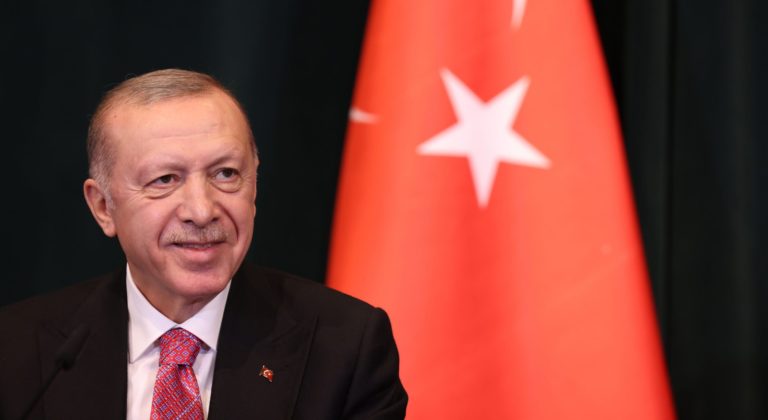 V Turecku sa začali prelomové voľby, Erdogana čaká tesný súboj