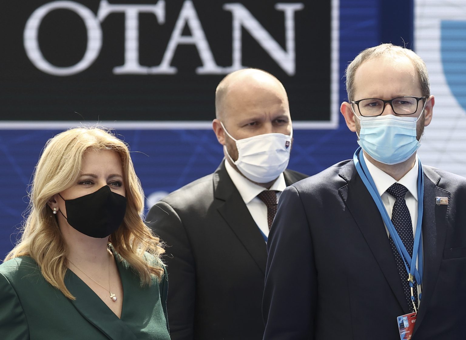Slovenská prezidentka Zuzana Čaputová (vľavo) prichádza na summit NATO v Bruseli v pondelok 14. júna 2021.  Prezidentka SR prišla na summit v sprievode ministra zahraničných vecí Ivana Korčoka (nie je na snímke), ministra obrany Jaroslava Naďa (druhý sprava) a veľvyslanca SR pri NATO Petra Bátora (vpravo).  Foto: TASR/AP