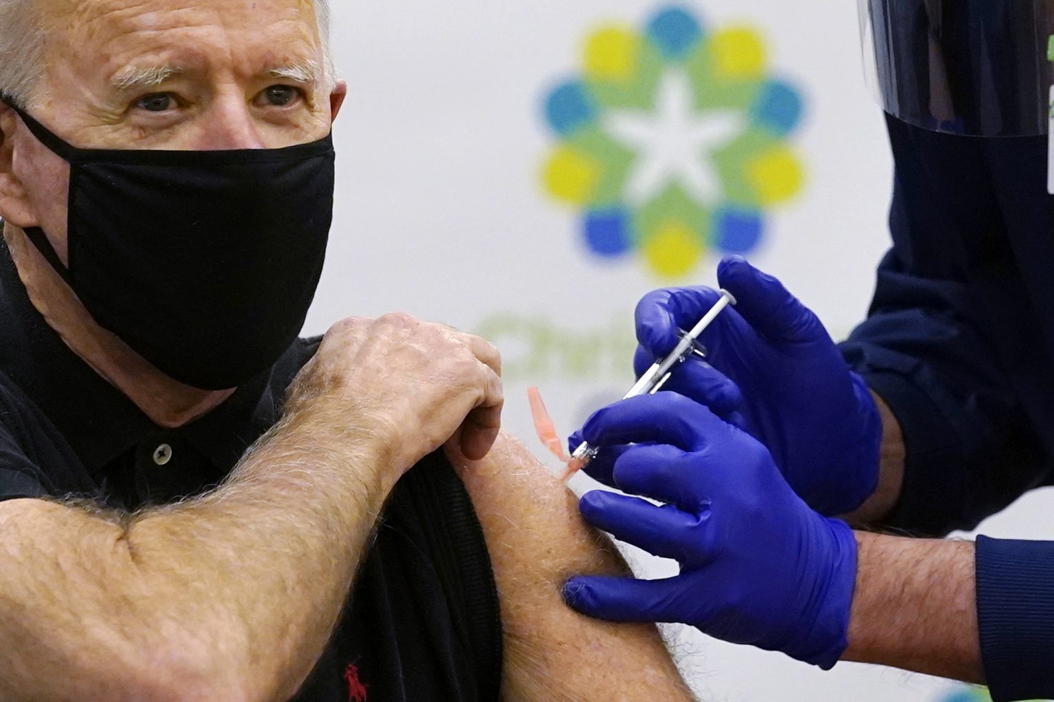 Joe Biden počas očkovania vakcínou proti covidu. Foto: TASR/AP