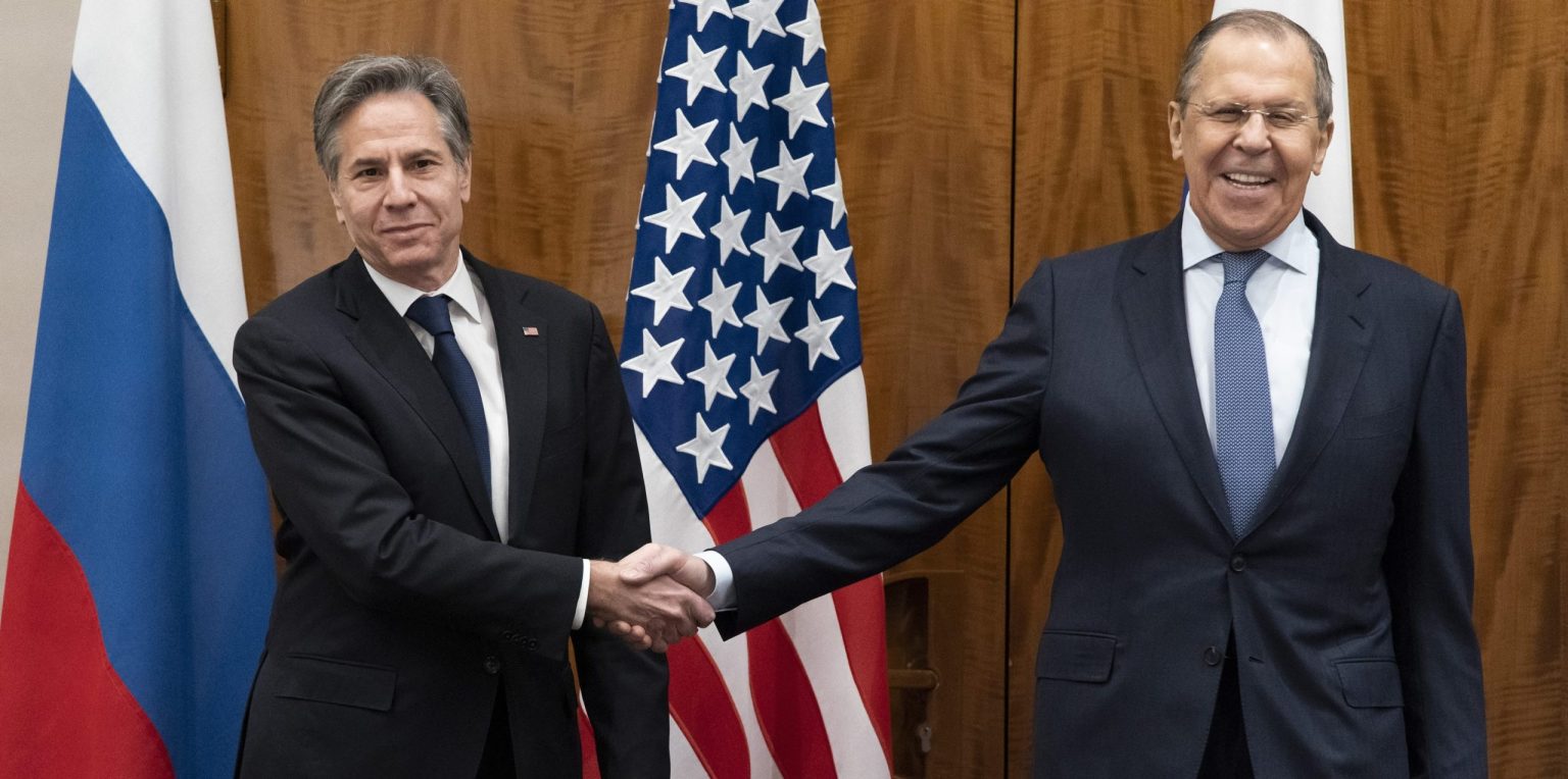 Minister zahraničných vecí USA Antony Blinken (vľavo) si podáva ruku so svojím ruským rezortným partnerom Sergejom Lavrovom pred rokovaním v Ženeve o Ukrajine, 21. januára 2022.
Foto: TASR/AP