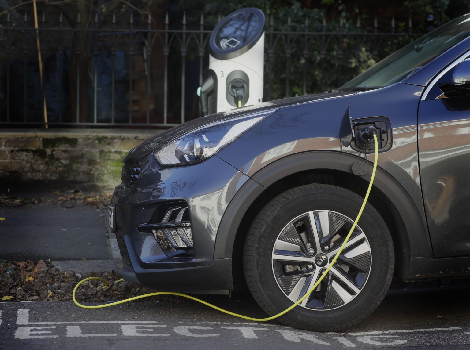 Nabíjanie elektromobilu, ilustračná snímka. Foto: TASR/AP