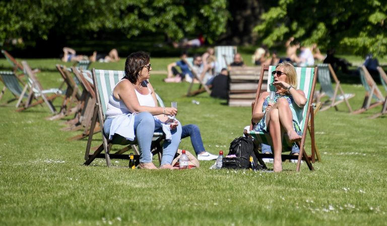Na snímke ľudia si užívajú slnečné a teplé počasie v Parku sv. Jakuba v Londýne 1. júna 2021. FOTO TASR/AP