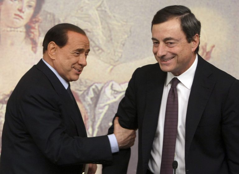 Na archívnej snímke z roku 2008 Silvio Berlusconi (vľavo) a Mario Draghi v Ríme. Foto: AP/TASR