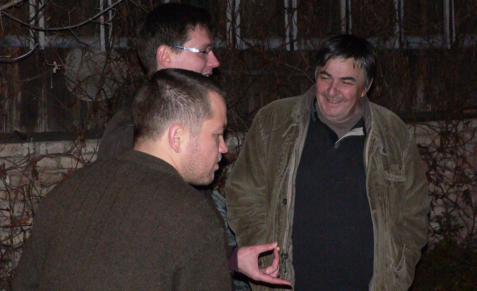 Eduard Žitňaský (vpravo) s kolegami novinármi v Brezovej pod Bradlom v roku 2011. Foto: Jozef Hajko