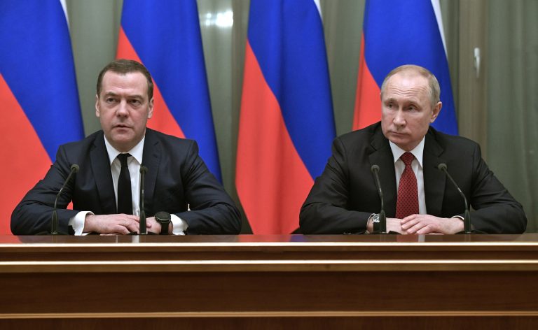 Dmitrij Medvedev a Vladimir Putin. Foto: TASR/AP