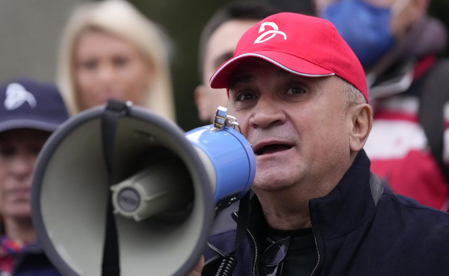 Srdan Djokovič, otec srbského tenistu Novaka Djokoviča hovorí počas protestu  6. januára 2022 v Belehrade. Foto: TASR/AP