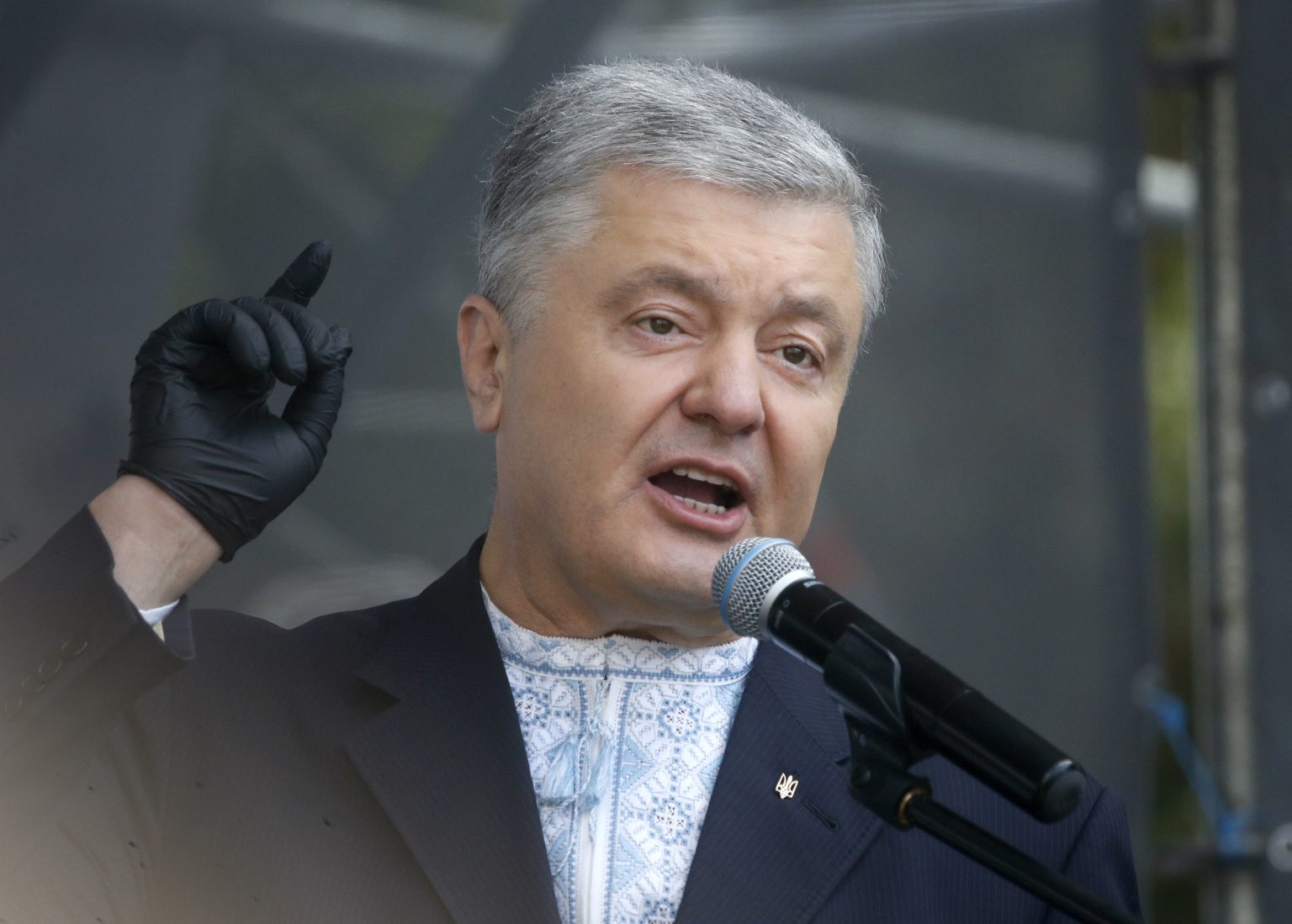 Bývalý ukrajinský prezident Petro Porošenko reční počas protestného zhromaždenia na podporu ukrajinského jazyka pred budovou ukrajinského parlamentu v Kyjeve 16. júla 2020. Foto: TASR/AP