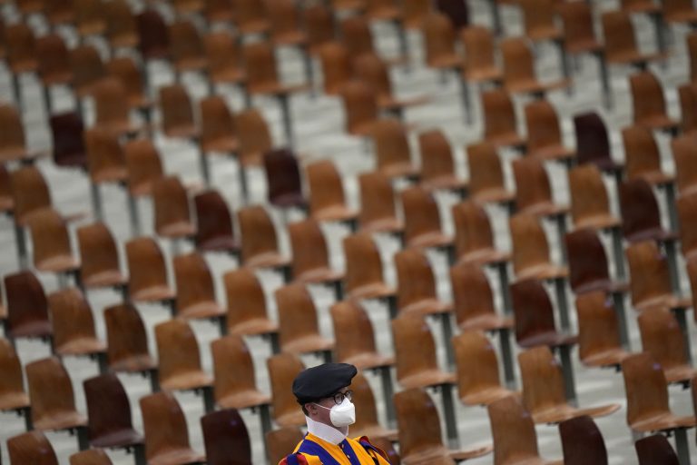 Švajčiarsky gardista s rúškom vo Vatikáne. Foto: AP/TASR