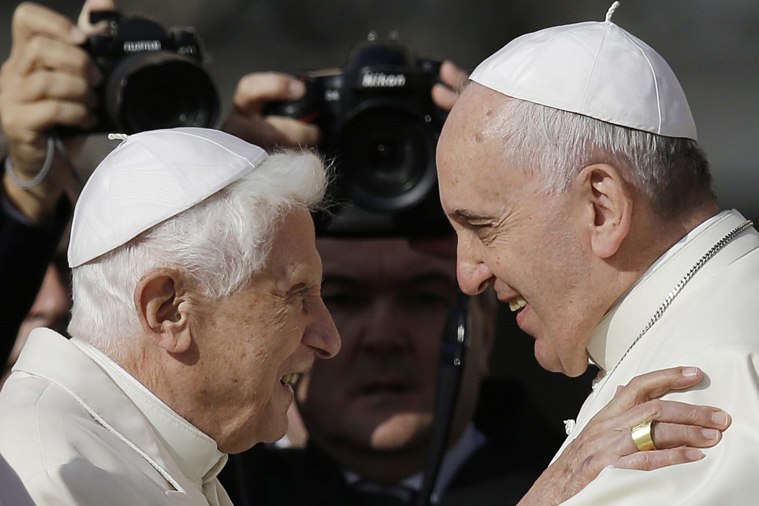 Emeritný pápež Benedikt XVI. a pápež František. Foto: TASR/AP