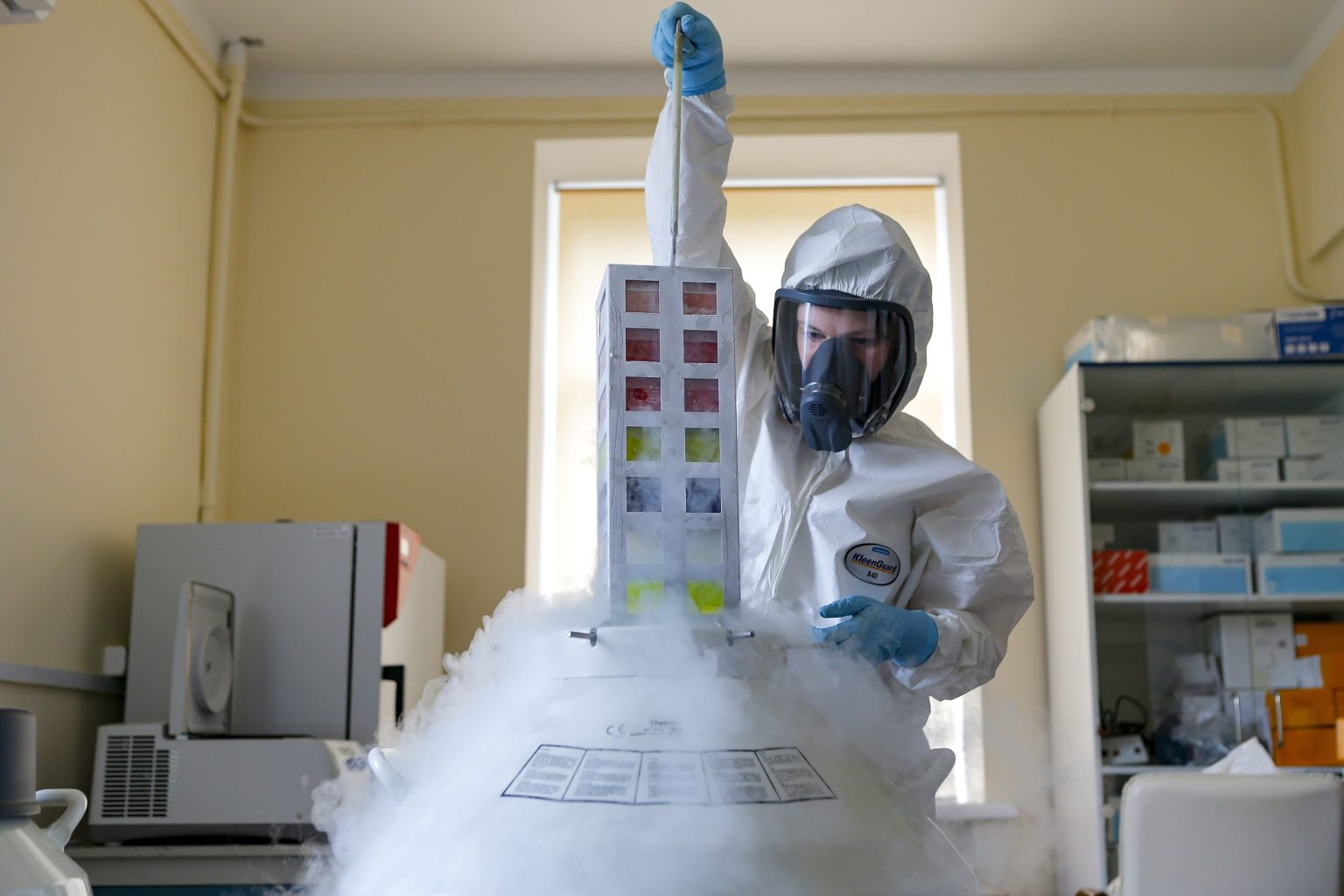 Na archívnej snímke zo 6. augusta 2020 vedkyňa pracuje s novou vakcínou v ústave epidemiologického a mikrobiologického výskumu Nikolaja Gamaleja v Moskve. Foto: TASR/AP
