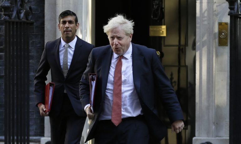 Na archívnej snímke z 1. septembra 2020 britský premiér Boris Johnson (vpravo) a minister financií Rishi Sunak. Foto: TASR/AP