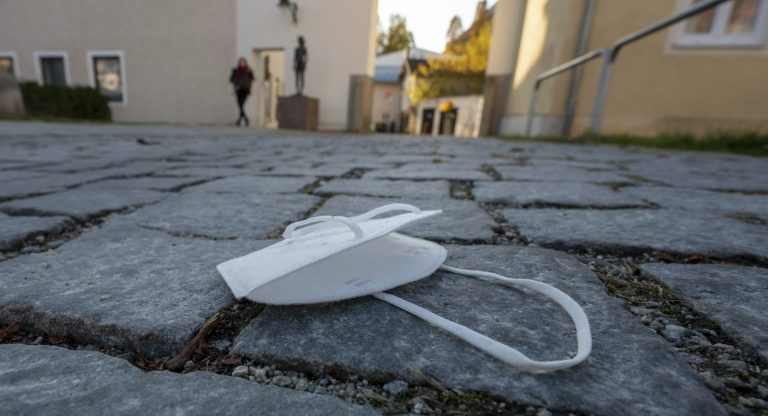 Respirátor bude miestami povinný aj vonku, vyplýva z vyhlášky hlavného hygienika