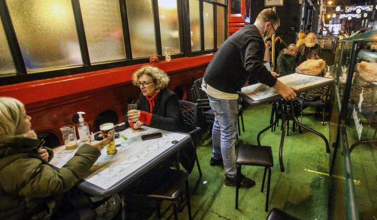 Írsko ruší takmer všetky opatrenia vrátane covidpasov a sociálneho dištancu