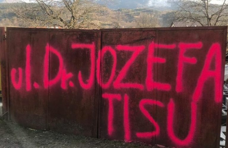 Posprejovaná brána vo Varíne. Foto: reprofoto/Facebook