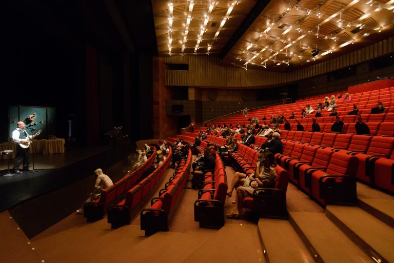 Vláda uvoľnila podmienky pre hromadné podujatia