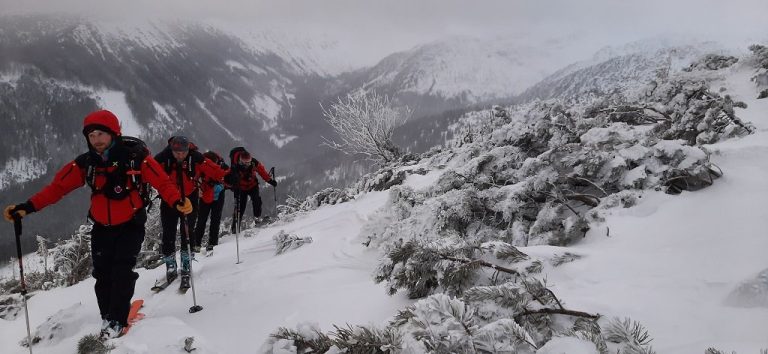 Video: Lavína, ktorá pomáha. Záchranári sa postarali o bezpečnú lyžovačku na zjazdovke