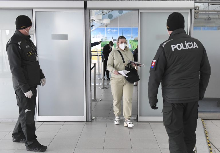 Policajná kontrola na letisku v Košiciach v marci 2021. Foto: František Iván/TASR
