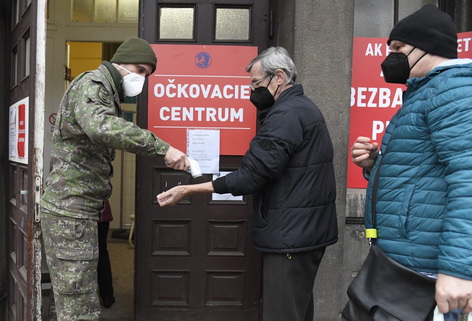 Ľudia stoja v rade na očkovanie proti ochoreniu COVID-19 vo vakcinačnom centre UNLP v Košiciach 31. decembra 2021. Foto: František Iván/TASR
