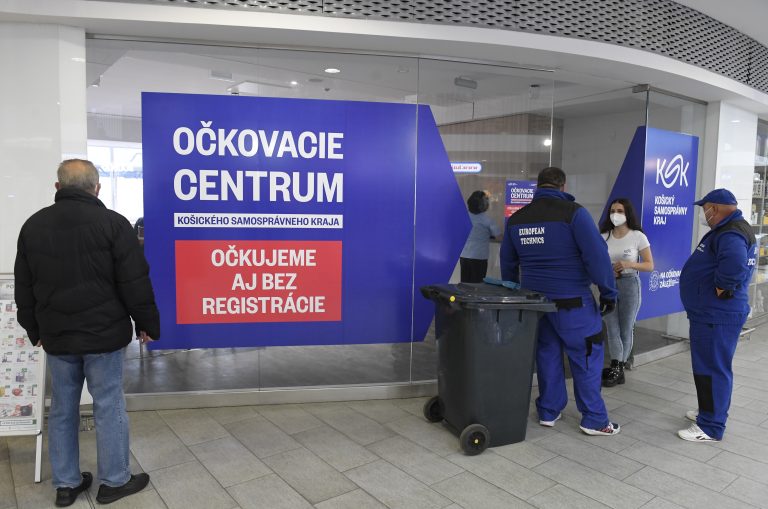 Štúdia: Prekonanie covidu chránilo pred deltou lepšie než očkovanie