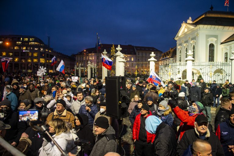 Pred Prezidentským palácom protestovalo vyše tisíc ľudí proti obrannej dohode s USA a za predčasné voľby