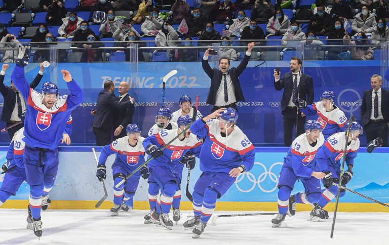 Slovenskí hráči oslavujú po zisku bronzu v zápase olympijského turnaja v hokeji o bronz Slovensko - Švédsko na ZOH 2022 v Pekingu. Foto: TASR/ Martin Baumann 