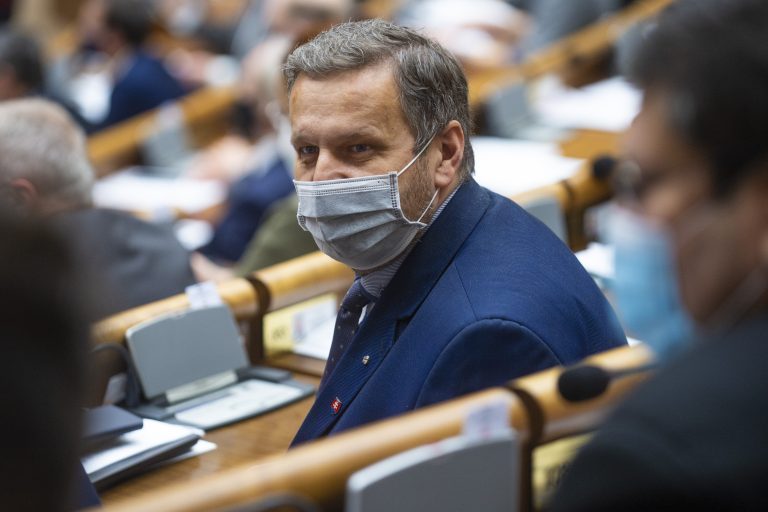 Na snímke poslanec NR SR Milan Kuriak (OĽaNO)  počas rokovania 18. schôdze parlamentu 2. decembra 2020 v Bratislave. Foto: Jakub Kotian/TASR