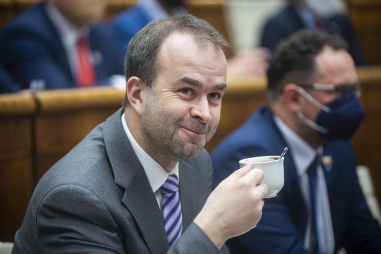 Nepohodli sa s Tarabom? Podmanický by sa podľa Fica mohol vrátiť do Smeru